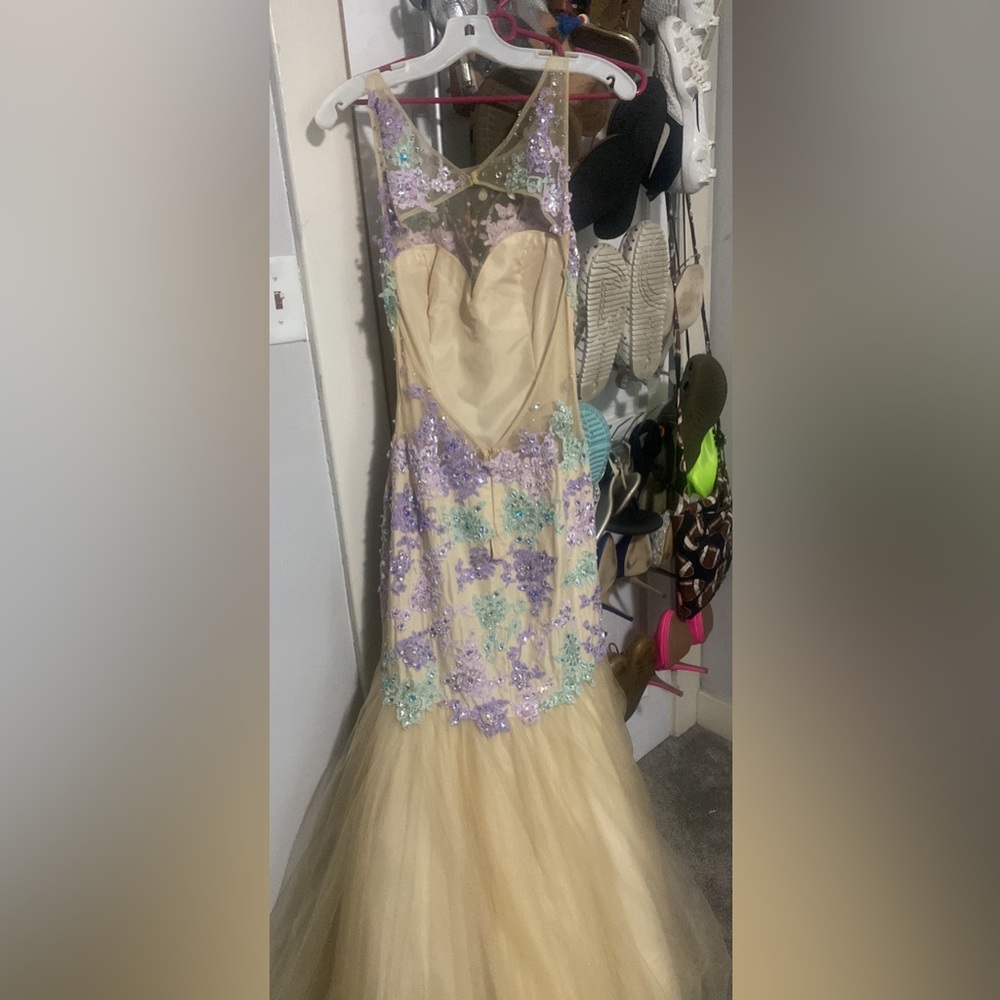 I’m selling a dress I got for a school dance but never wore it